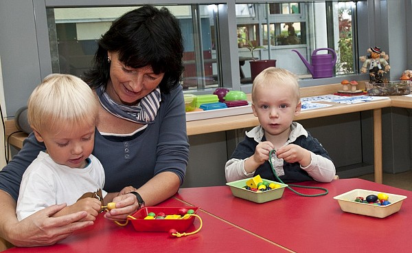 Erzieherin mit spielenden Kindern